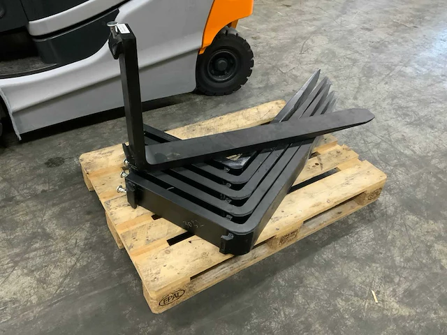 6 heftruckvorken op pallet - afbeelding 1 van  7