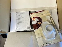 6 kaart met drie eierdopjes met 3 lepeltjes kunststof - afbeelding 1 van  9