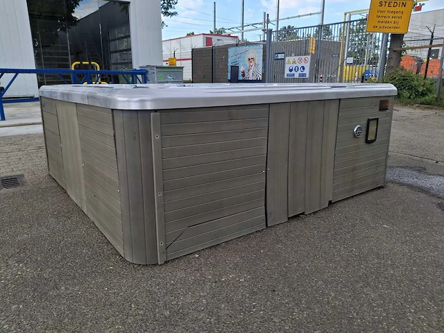 6 persoons jacuzzi en buitenspa - afbeelding 8 van  23