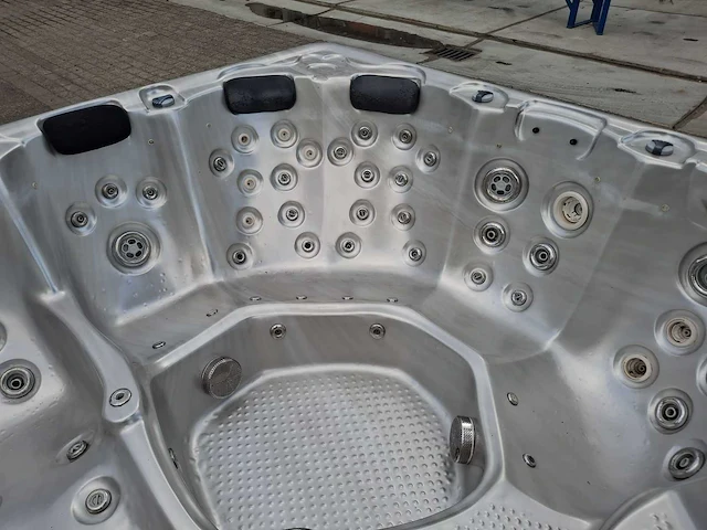 6 persoons jacuzzi en buitenspa - afbeelding 12 van  23