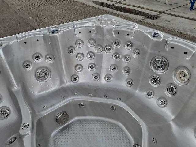 6 persoons jacuzzi en buitenspa - afbeelding 17 van  23