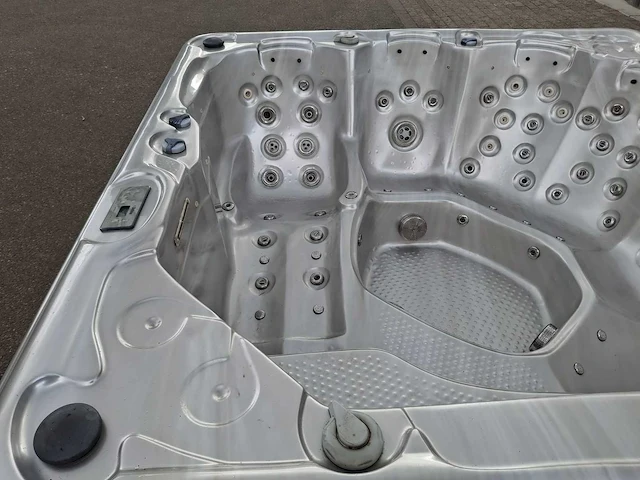 6 persoons jacuzzi en buitenspa - afbeelding 18 van  23