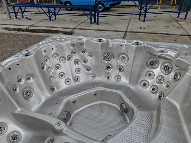 6 persoons jacuzzi en buitenspa - afbeelding 19 van  23