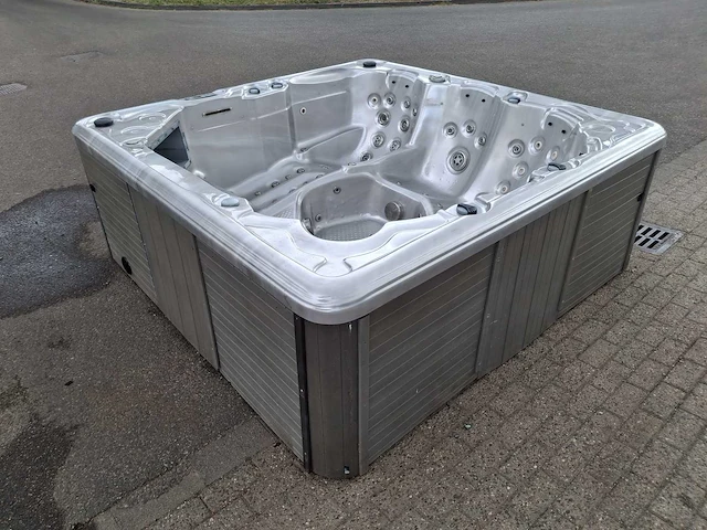 6 persoons jacuzzi en buitenspa - afbeelding 22 van  23