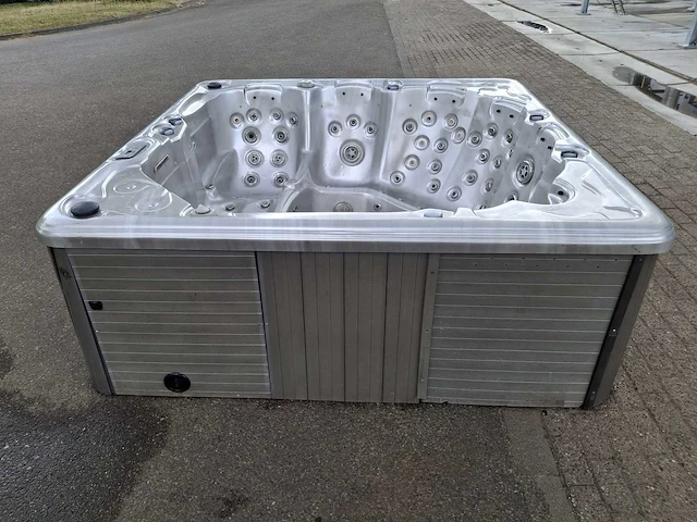 6 persoons jacuzzi en buitenspa - afbeelding 23 van  23