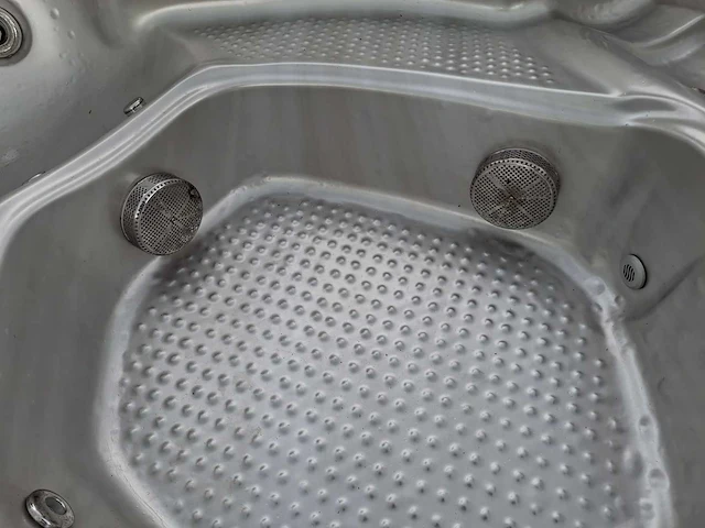 6 persoons jacuzzi en buitenspa - afbeelding 20 van  23