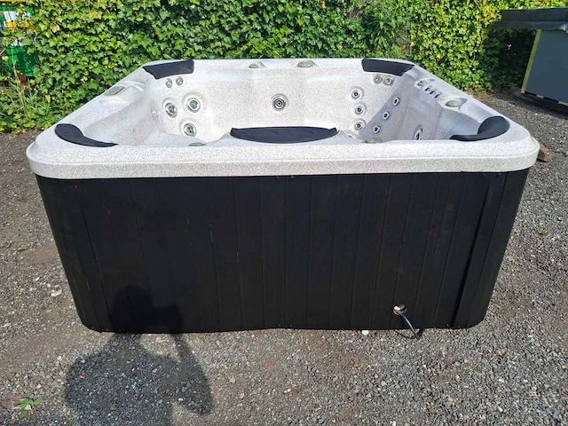 6 persoons jacuzzi en buitenspa - afbeelding 2 van  25