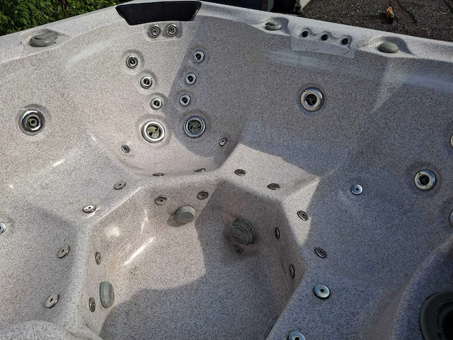 6 persoons jacuzzi en buitenspa - afbeelding 6 van  25