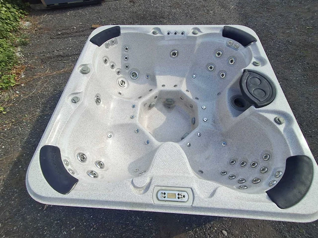 6 persoons jacuzzi en buitenspa - afbeelding 11 van  25