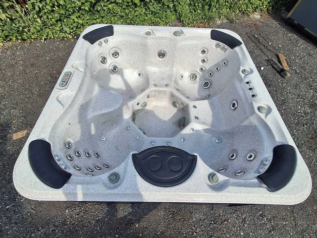 6 persoons jacuzzi en buitenspa - afbeelding 1 van  25