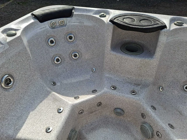 6 persoons jacuzzi en buitenspa - afbeelding 13 van  25