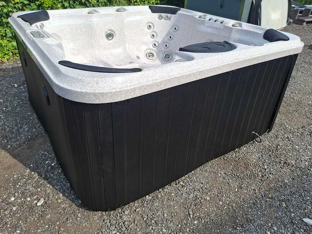 6 persoons jacuzzi en buitenspa - afbeelding 17 van  25