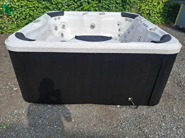 6 persoons jacuzzi en buitenspa - afbeelding 18 van  25