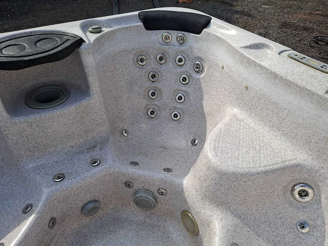 6 persoons jacuzzi en buitenspa - afbeelding 12 van  25