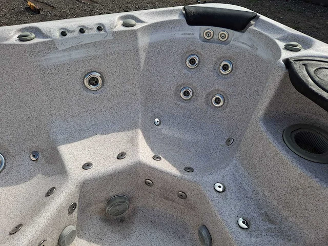 6 persoons jacuzzi en buitenspa - afbeelding 21 van  25