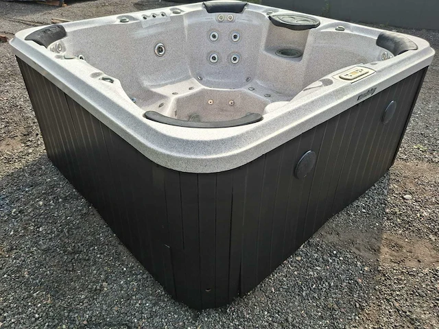 6 persoons jacuzzi en buitenspa - afbeelding 23 van  25