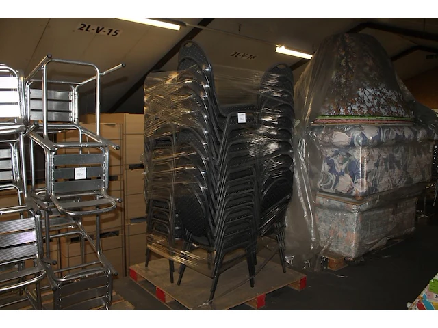 60 stackchairs - afbeelding 1 van  2