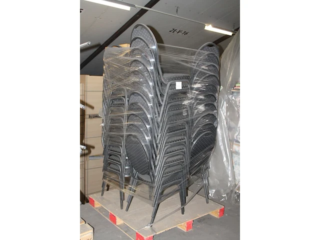 60 stackchairs - afbeelding 2 van  2