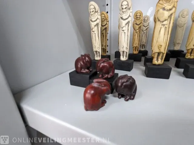 61x replica art, o.a. netsuke - afbeelding 12 van  20