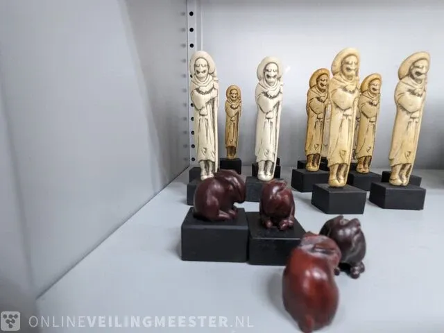 61x replica art, o.a. netsuke - afbeelding 14 van  20