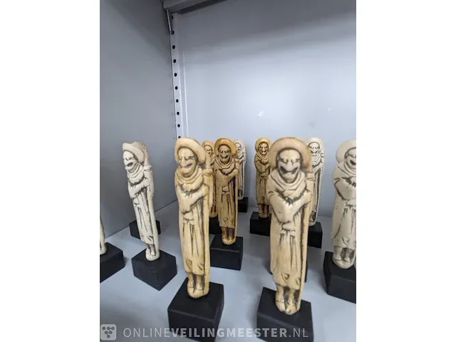 61x replica art, o.a. netsuke - afbeelding 16 van  20