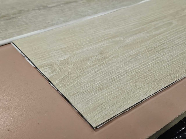 66 m2 pvc zelfklevend stroken - 1219 x 184 x 2,5 mm - afbeelding 2 van  3