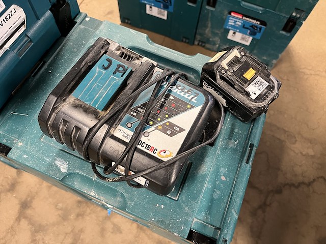 6x bouwgereedschap, 1x 18v accu, 1x lader, m-boxen makita, 2x djv182zj, 2x dhr242zjv, 1x dhs630zj, 1x dga504zj - afbeelding 4 van  5