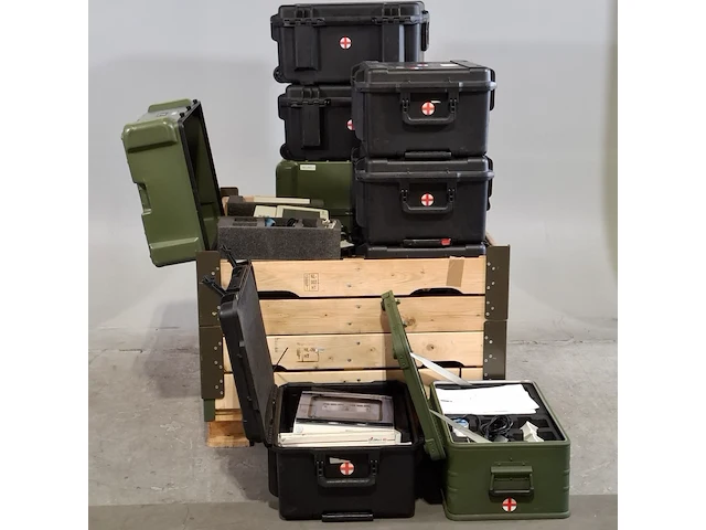 6x centrifuge, 3x blaasvolumemeter en 2x patiënten monitor, o.a diamed-id, verathon - afbeelding 1 van  12