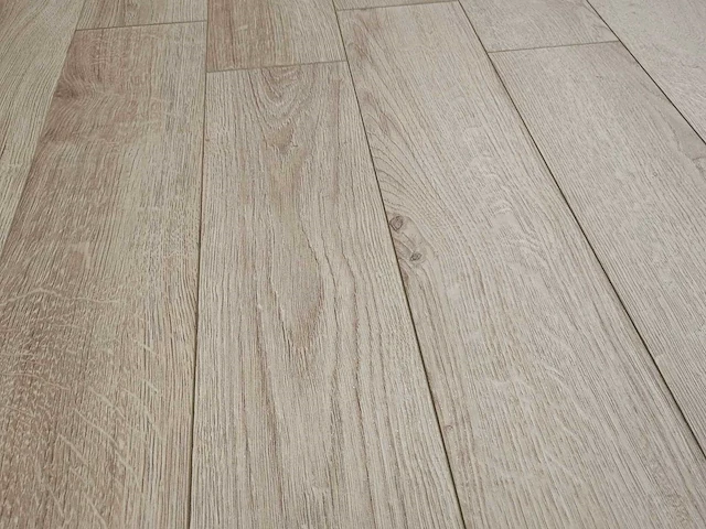 7 m2 laminaat plank - 640 x 143 x 12 mm - afbeelding 1 van  3