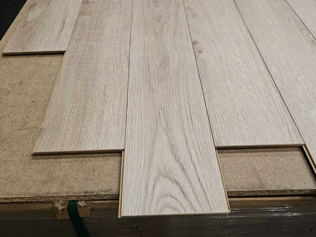 7 m2 laminaat plank - 640 x 143 x 12 mm - afbeelding 2 van  3