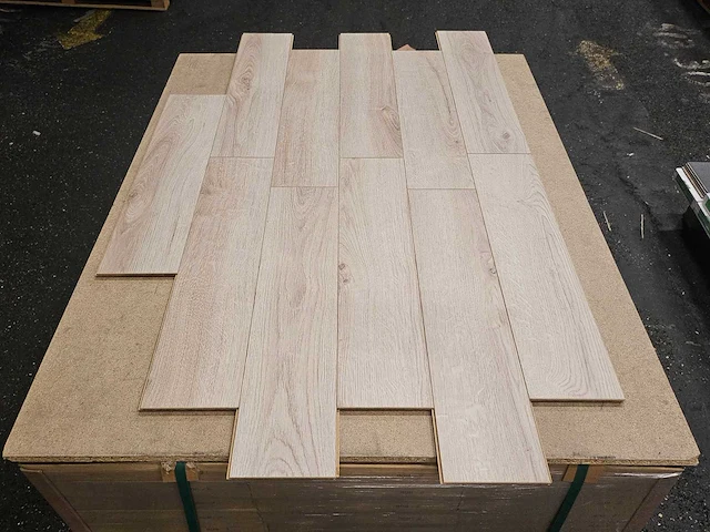 7 m2 laminaat plank - 640 x 143 x 12 mm - afbeelding 3 van  3