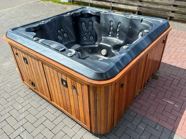 7 persoons jacuzzi en buitenspa - afbeelding 3 van  24