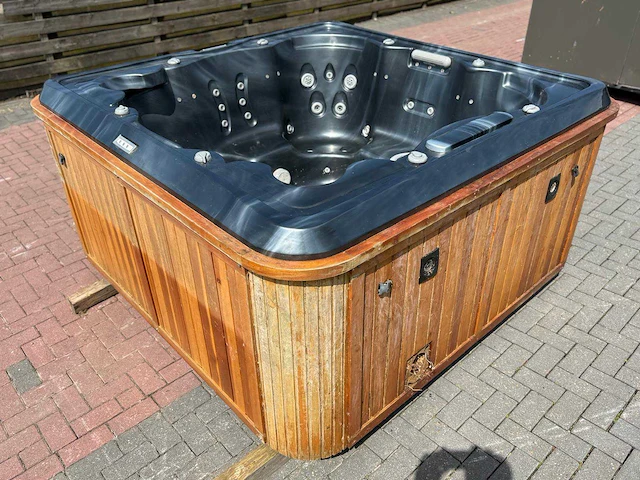 7 persoons jacuzzi en buitenspa - afbeelding 5 van  24