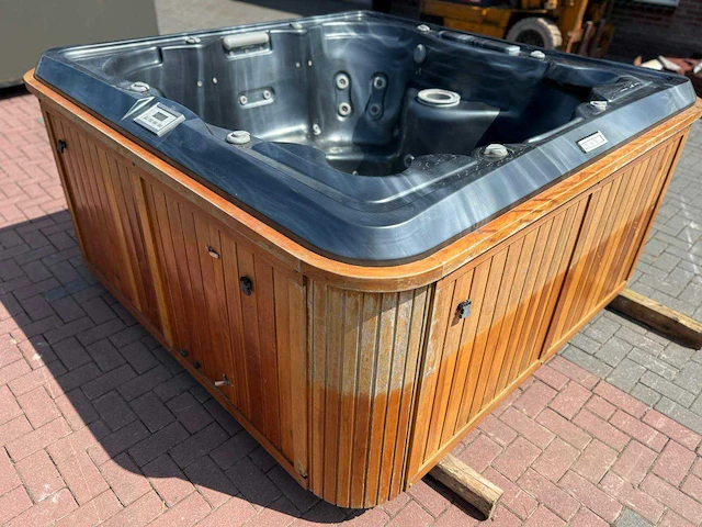7 persoons jacuzzi en buitenspa - afbeelding 6 van  24