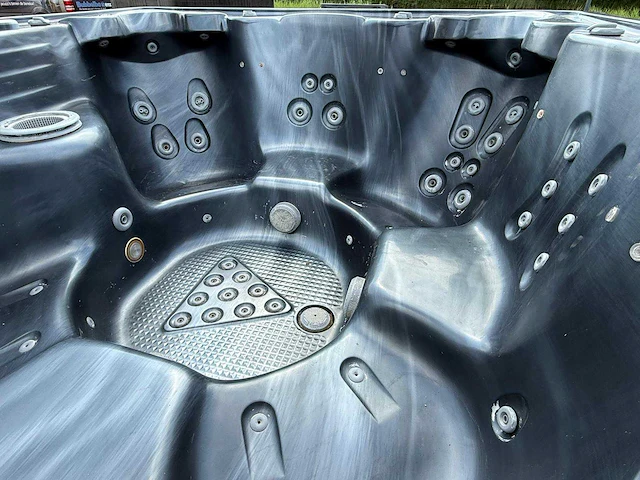 7 persoons jacuzzi en buitenspa - afbeelding 8 van  24