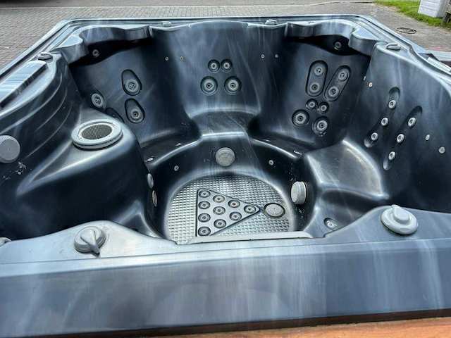 7 persoons jacuzzi en buitenspa - afbeelding 9 van  24