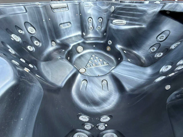 7 persoons jacuzzi en buitenspa - afbeelding 10 van  24