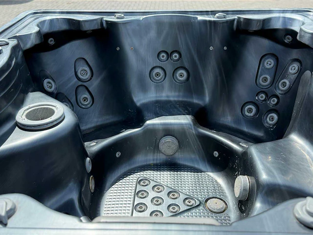 7 persoons jacuzzi en buitenspa - afbeelding 11 van  24