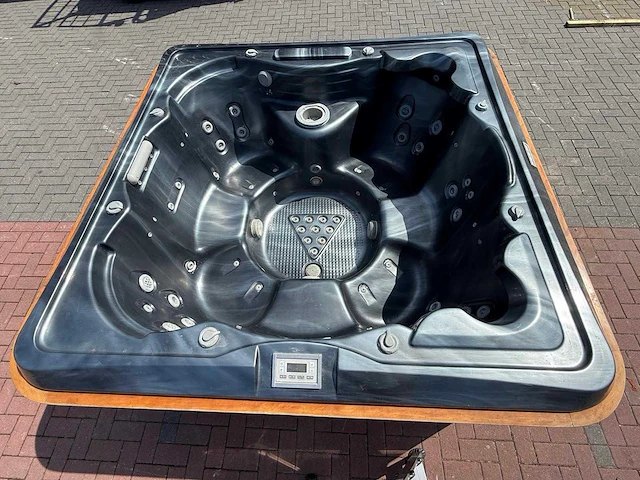 7 persoons jacuzzi en buitenspa - afbeelding 1 van  24