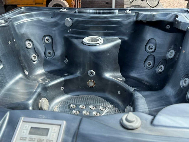 7 persoons jacuzzi en buitenspa - afbeelding 13 van  24