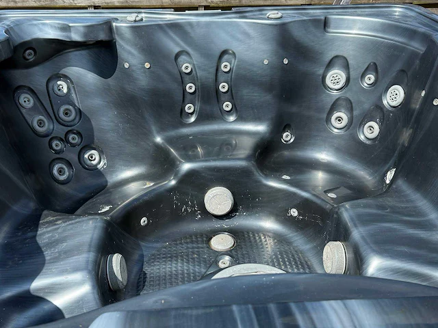 7 persoons jacuzzi en buitenspa - afbeelding 18 van  24