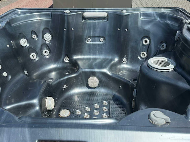 7 persoons jacuzzi en buitenspa - afbeelding 19 van  24