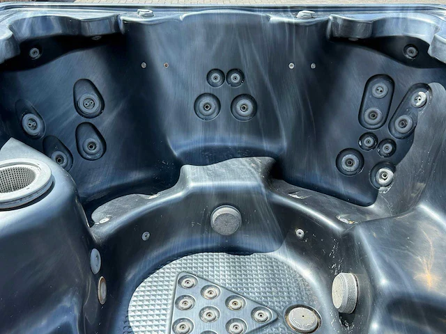 7 persoons jacuzzi en buitenspa - afbeelding 21 van  24
