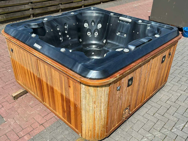 7 persoons jacuzzi en buitenspa - afbeelding 23 van  24