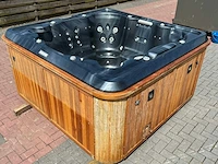 7 persoons jacuzzi en buitenspa - afbeelding 23 van  24