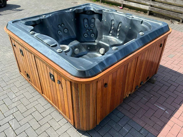 7 persoons jacuzzi en buitenspa - afbeelding 24 van  24