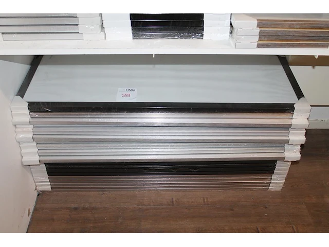 7 zwarte en 14 aluminiumkleurige fotolijsten 35 x 100 cm. - afbeelding 1 van  1