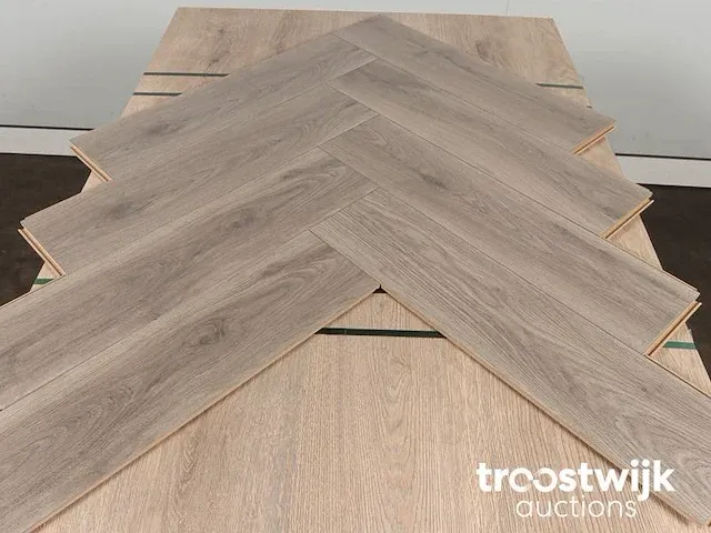 71 m2 visgraat laminaat - 628 x 157 x 10 mm - afbeelding 3 van  4