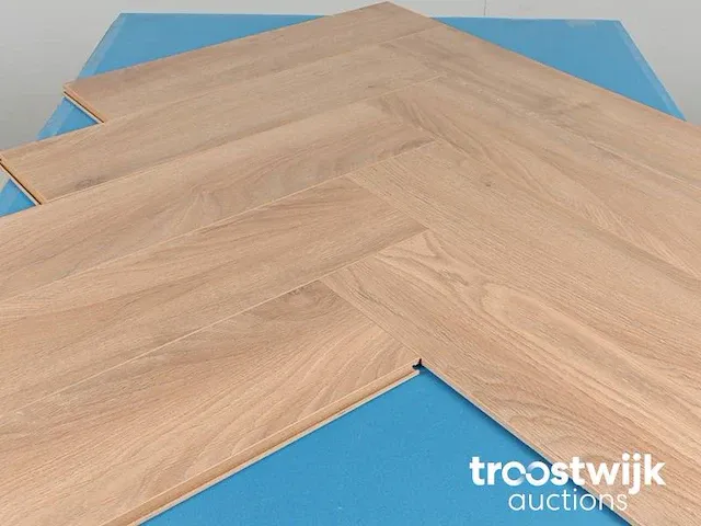 71 m2 visgraat laminaat - 628 x 157 x 10 mm - afbeelding 1 van  4