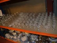 76 kristallen glazen, 28 glazen, 18 glazen onderzetters, 6 glazen kommetjes, 3 glazen asbakken